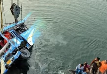 मध्य प्रदेश में बड़ा सड़क हादसा, नदी में गिरी पूरी बस, नवजात समेत 3 लोगों की मौत, 28 घायल