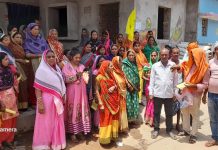 केरेडारी दक्षिणी-20 जिला परिषद प्रत्याशी श्रीमती संजू देवी अपने समर्थकों के साथ जन संपर्क किए