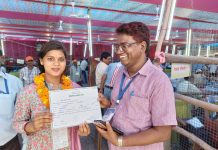 कंडाबेर के बेटी सपना कुमारी पिता दिनेश साव ने गोमिया के पलिहारी गुरुडीह पंचायत से मुखिया पद से चुनाव जीती